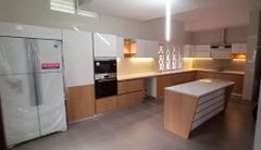 HDHMR Contemporary Modular Kitchen Material HDHMR Finish type Veneer Colour White, Brown Kitchen Design Island Assembly Method - Image 1