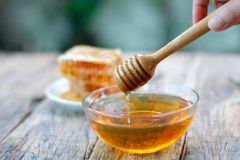 100% Natural Liquid Comb Honey Pure and Pure Dried Liquid Form Packed in Bulk Bottle - Image 2