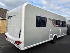 Discover Bailey Phoenix Black 640 Stylish Family Touring Caravan Lightweight Build Comfortable Living Space Great Price - Image 4