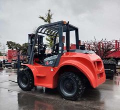 4Ton Rough Terrain Forklift Truck/1. Powerful and famous brand engine , strong power – product photo 3, product detail gallery