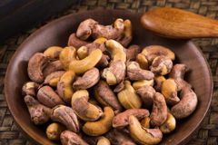 cashew nuts Max. Moisture (%) 0.5% Size W180 ☐ W210 ☐ W240 ☐ W320 ☐ W450 ☐ WS / LP / SP Cultivation Type Canh tác hữu cơ (Organic Farmin Canh tác theo tiêu chuẩn GlobalG.A.P / VietGAP g) - Image 1