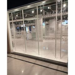Transparent Toughened Glass Showroom Partition Pattern Plain Thickness 10mm Finishing Glossy Color Transparent Glass Type Toughened - J K Glass Traders