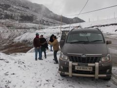 Xylo Taxi Service Northeast No of Persons 5 Start Date 11-nov-2017 Pick-up Location guwahati Destination Location - Image 1