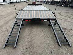 2024 Diamond C 8.5×24 15K Powder Coated Deckover Equipment Trailer - Image 2