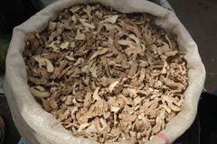 Aromatic Dried Ginger Pieces For Traditional Recipes Tea Drinks Seasoning Spice Blends And Professional - Image 1