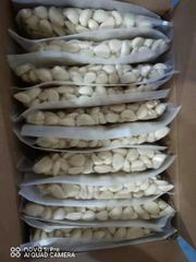 Fresh peeled garlic - Image 1