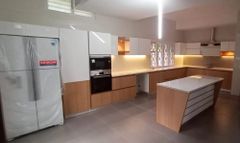 HDHMR Contemporary Modular Kitchen Material HDHMR Finish type Veneer Colour White, Brown Kitchen Design Island Assembly Method - Image 3