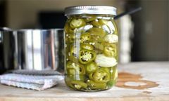 hot green pickled jalapeno slices in glass bottle 473ml - Image 1
