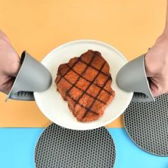 Kitchen Heat Resistance Mats, Slip-Resistant Textured Grip, Black Cooking Gloves Set - Image 3