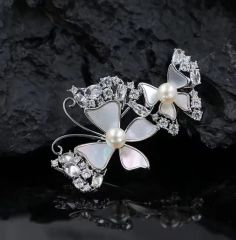 Elegant Shell Design Butterfly Shape Brooch Adorned with Natural Freshwater Pearls - Image 1