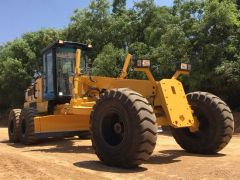 Small Road Motor Grader with Blade Ground Leveling Machine Py135c - Image 4