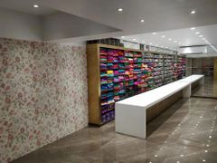 Showroom Interior Designing Service Layout Design Smart Space Planning To Enhance Shopping Experience Visual Appeal Creative Designs That Highlight Products - Image 3
