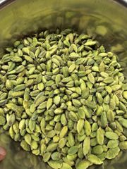 Master Grade Indian Green Cardamom with 8mm+ Plump Pods and Pitch-Black Seeds for Fine Desserts and Curry – product photo 1, product detail gallery