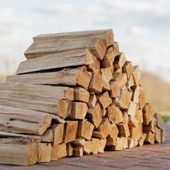 High Quality Kiln Dried Oak Firewood in Bags perfect for heating and cooking with strong long lasting burn ideal for home use Buy now with fast delivery and premium quality guarantee for reliable warmth - Image 4