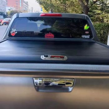 Popular Customized 4X4 Accessories Aluminum Retractable Roller Tonneau Cover with Two Lock for Toyota Hilux Ford Range F150 Dmax - JIANGSU PINGWEI MATERIAL TECHNOLOGY CO.,LTD - China