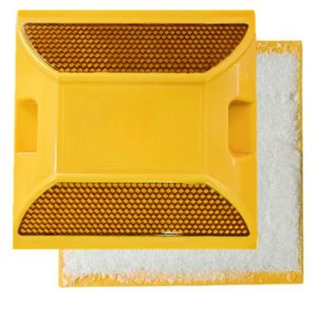 Plastic Road Stud Reflectors Road Rasied Pavment Markers G.W 19kgs Anti 14tons Weight 185g Origin Beijing Size - Beijing Roadsafe Technology Co., Ltd. - China