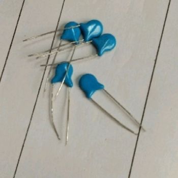 Metal Oxide Varistor Color Blue Product Type MOV Material Aluminium Capacitance 2.5 MFD Voltage Rating 30V RMS Mounting Type Panel - V.D. Traders - India
