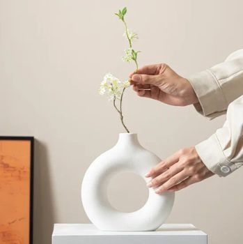 Modern White Ceramic Flower Vase - Home Decor Resin Crafts MOQ 36PCS Shape Round Origin China Pattern Solid Trademark - Xiamen Silu Technology Co., Ltd. - China