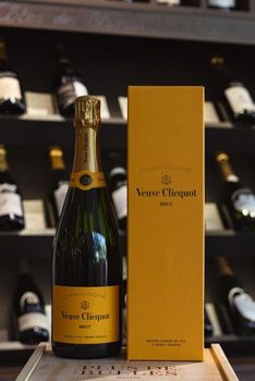 Wholesale Veuve Clicquot Rose Champagne Hot Sale Celebration Beverage - PEACE PRODUCTS LIMITED - United Kingdom