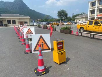 Flashing Solar Panel Traffic Signs for Traffic Safety Trademark NONE HS Code 853080 Battery 6V 12ah Origin Zhejiang Lights - Hangzhou Guang Yi Hua Material Technology Co., Ltd - China