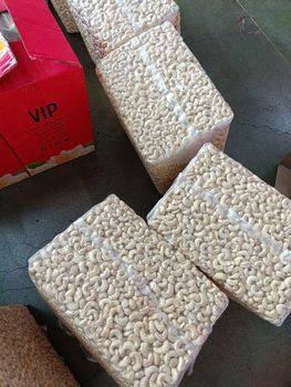 Cashews Cashew Nuts-Vietnamese Original Cashews-Vietnamese Cashews W240, W320, W180 for Import and Export