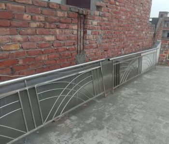 Stainless Steel Balcony Railing Usage Home Thickness 10 mm Finish Polished Infill Type Glass Size 2 Feet (Height) Application - Toobi Metals - India