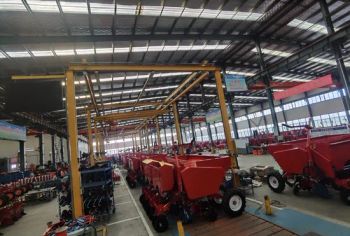 Tractor Driven 3 Point Hitch 2 Row Seeding Fertilizing Spraying Herbicides Insecticides Fits All Terrains Soils Climates Planting Taro Mini Potato Planter - Qingdao Hong Zhu Agricultural Machinery Co., Ltd - China