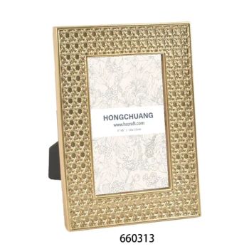 Photo Frame Custom Brass Gold Resin Photo Frame Stand Light Luxury Bedroom Desk High-End 7 Inch Brass Photo - Ningbo Hongchuang Commodity Co., Ltd. - China