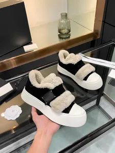 High Quality Winter Women Fashion Casual Cotton Shoes Warm Plush Non-Slip Snow Boots - Shijiazhuang Zhongxuan Trading Co., Ltd. - China