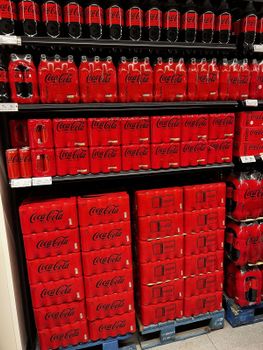 Coca Cola 330ml x 24 Cans Premium Quality Soft Drinks with Best Quality Sale Price for Hotels Restaurants Cafes - PLANETE COMMERCE - France