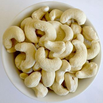 Best Quality Dried Roasted Cashew Nuts Organic Cultivation Full Export Grade a 85% 50-60kg/bag 24 Months