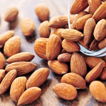 Premium California Almonds Raw Roasted Blanched Whole or Sliced for Wholesale Export Supply - PILOTEXPORT IMPORT AND EXPORT LTD - South Africa