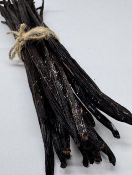 Vanilla crystals Oily Oily Size 18 Cm+ Grade Crystals Flexibility Flexible Moisture Content 25%–35% Vanillin Concentration ~3% - PT HARTA JAYA AGRO - Indonesia