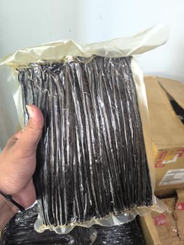 Indonesian Vanilla Beans Planifolia, size +17 cm, brown and black, vanillin 2% - PT Salsabila Bumi Resouurces - Indonesia
