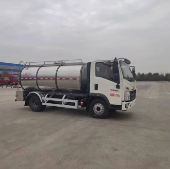 Sinotruk HOWO 4X2 7cbm Milk Tank Transport Truck 2000 Gallon Water Carrier Truck for Remote Areas - Hubei Sunny Special Automobile Co., Ltd - China