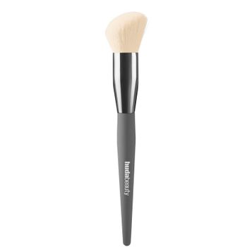 HUDA BEAUTY Diffusing Cheek Brush Material Synthetic Shelf Life 24 months Brand Name Huda Beauty Brush Angle Full-angled - Smart Agri GmbH - Germany