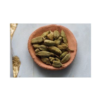 natural green elaichi cardamom pods for baking desserts chai tea cooking sweets with strong aroma and long lasting freshnessnatural green cardamom pods elaichi spice for digestion tea baking desserts and cooking with high aroma strength and essential oils - SATTER FOOD AND BEVERAGE - Netherlands