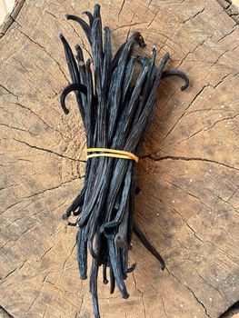 Vanilla Bean Length 15-20 Cm Moisture Content 30-35% Vanillin Content 1.8-2.5% Packaging Vacuum-sealed In Food-grade - thamak enterprises - Uganda