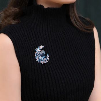 Fashion Crystal Moon Pin Brooch for Autumn and Winter Sweater Accessories - Yiwu AVA Co., Ltd. - China