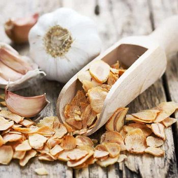 Dehydrated Garlic Organic No Origin National Delivery Form Bag Max. Moisture (%) 6% Shelf Life 12 Months Place of Origin India - Skybound International - India