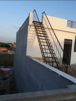 Straight Run Iron Staircase Color Black Material Iron Shape Straight Run Structure Step Ladder Surface Finish Paint - Balaji Iron And Handicrafts - India