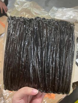 Vanilla Bean Planifolia Length 14–18 Cm Hs Code 0905.12.00 Shelf Life 24 Months Moisture Content 28–35% Vanillin Content - Hasian Agro (PT. Maharddhika Bersama Petani) - Indonesia