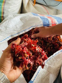 Mace Form Whole Color Bright Red Max. Moisture (%) <5% Drying Process sundried Packaging Craft Box @ 5kgs Origin Sulawesi, Indonesia - PT SENOPATI MANUNGGAL KOMODITI - Indonesia