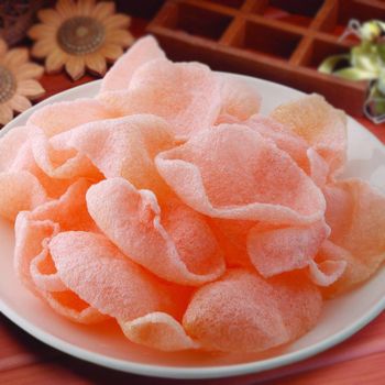 Wholesale hot selling fried seafood snacks raw red shrimp crackers - Shantou Zaomeng Food Co., Ltd. - China