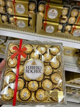 Fast Delivery Ferrero Rocher Premium Hazelnut Chocolate Confection Fresh Crispy Chocolate Balls with Delicious - PLANETE COMMERCE - France