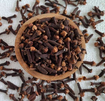 Whole Cloves With HACCP Warranty - Premium Grade Certification HACCP Max. Moisture (%) 10 Shelf Life 24 Months Content Oil Content < 15% - Alam Kreasi Solusindo - Indonesia
