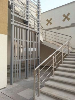 Round Stainless Steel Pipe Railing, For Home, SS316L Design Panel Color Silver Mounting Type Floor Material Grade - Mumbai Stainless Steel - India