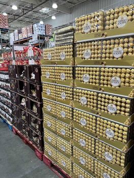 Buy Ferrero Rocher Premium Hazelnut Chocolate Confection Gift Box with Rich Creamy Chocolate Crispy Wafer Hazelnut - PLANETE COMMERCE - France