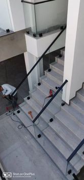 Hinged Powder Coated Glass Railings Staircase, For Office Design Plain Hinged Design Yes Open Style Hinged Glass Thickness - Corinzo - India