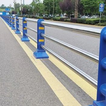 Innovative Traffic Separation Safety Barrier for Urban Roadway Enhancements - Raoyang County Senhong Silk Screen Products Co., Ltd. - China